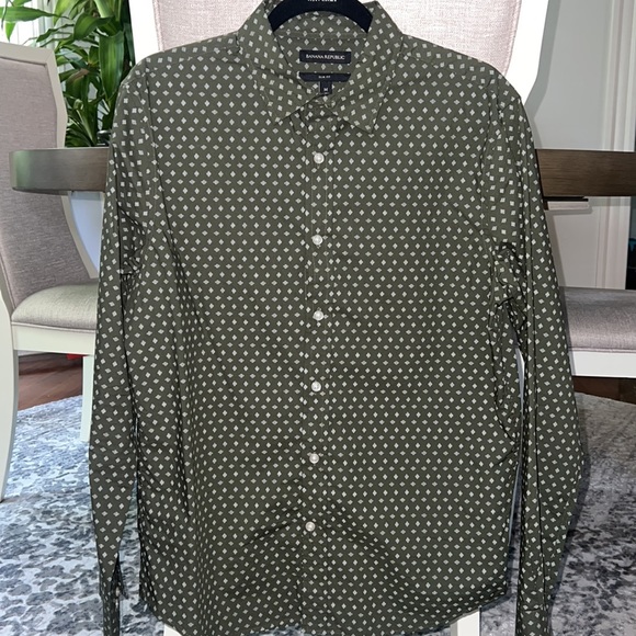 Banana Republic Slim Fit dress shirt. Size medium. Excellent condition. - Picture 5 of 5